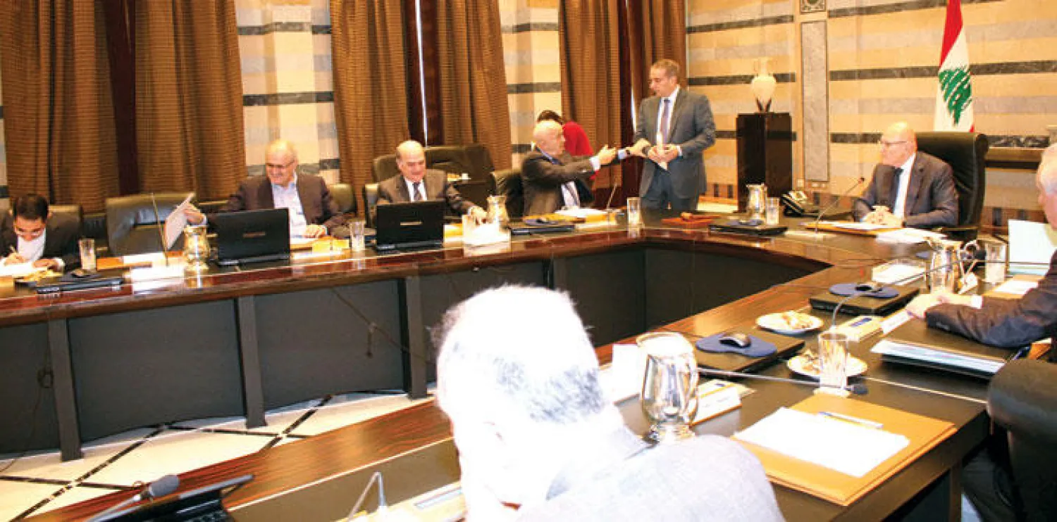 رئيس الحكومة تمام سلام خلال اجتماعه أمس مع عدد من أعضاء الحكومة (دالاتي ونهرا)