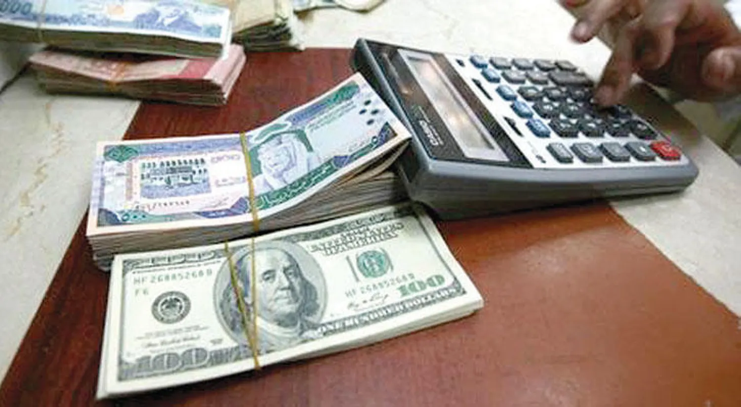 تأثر «ضعيف» للأسعار في السعودية نتيجة تغيرات سعر صرف الريال