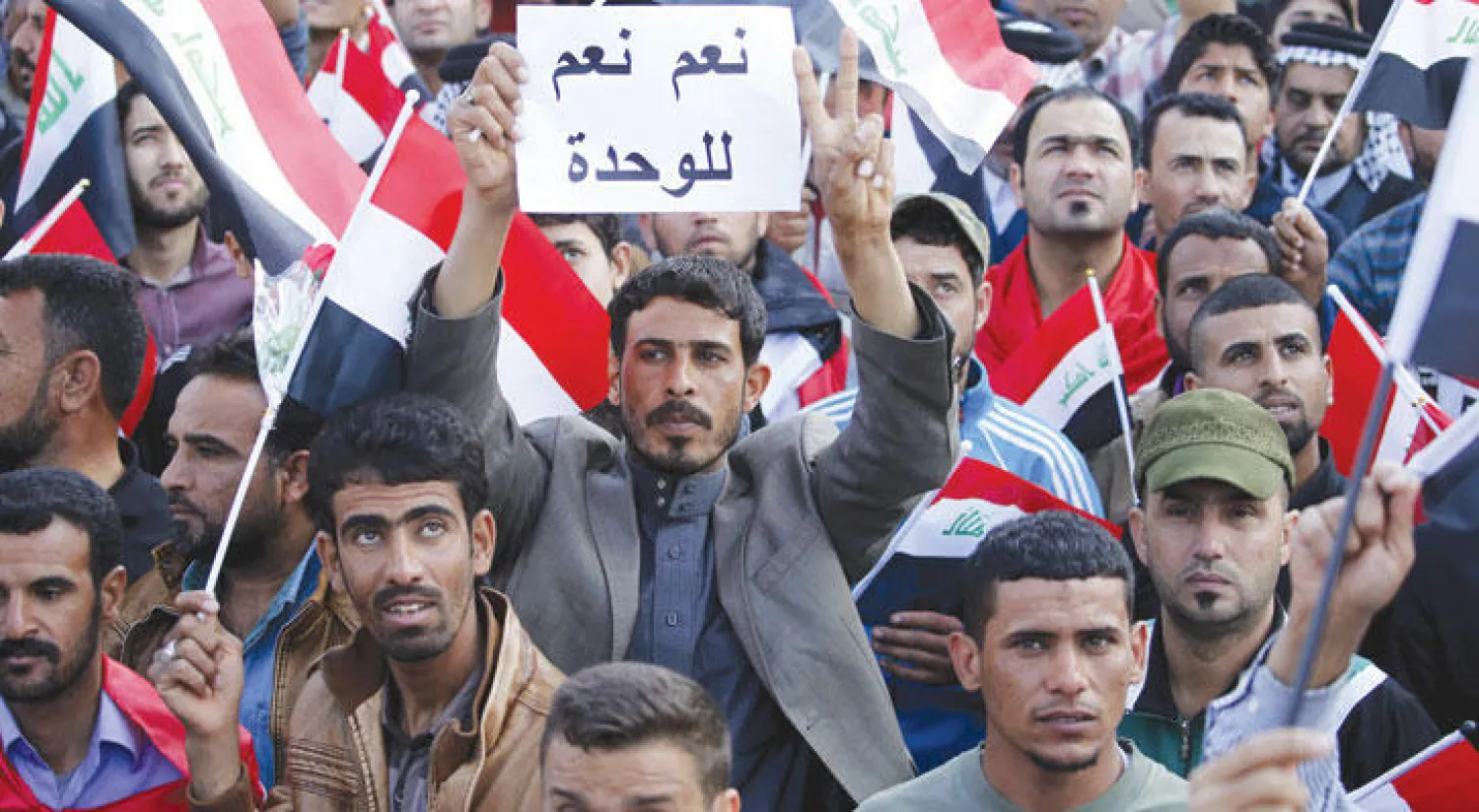 أنصار الزعيم الشيعي مقتدى الصدر يتظاهرون في بغداد ويرفعون لافتات تدعو إلى الوحدة الوطنية (رويترز)