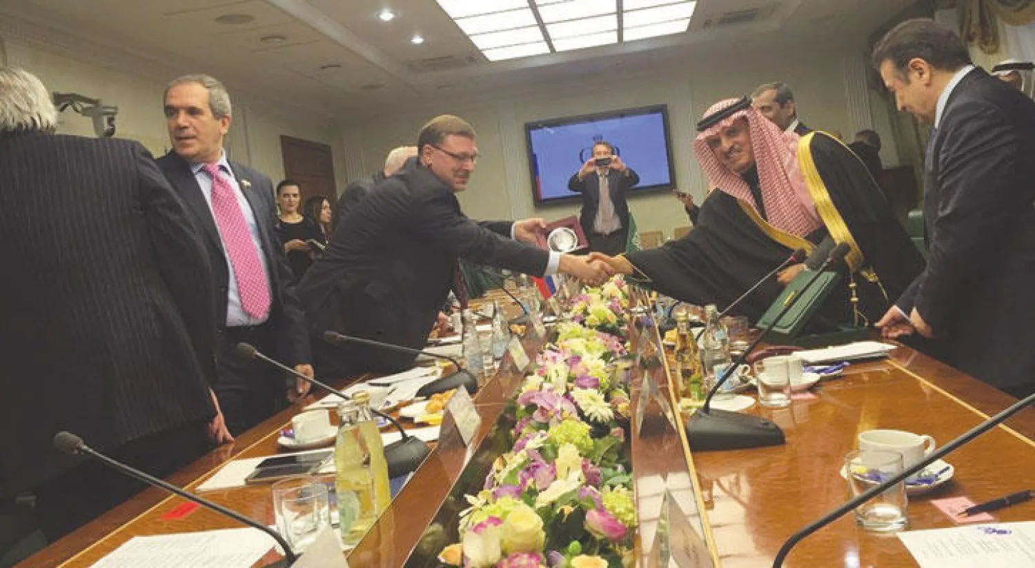 وفد مجلس الشورى السعودي لدى لقائه نائب رئيس مجلس الشيوخ الروسي في موسكو أمس (واس)