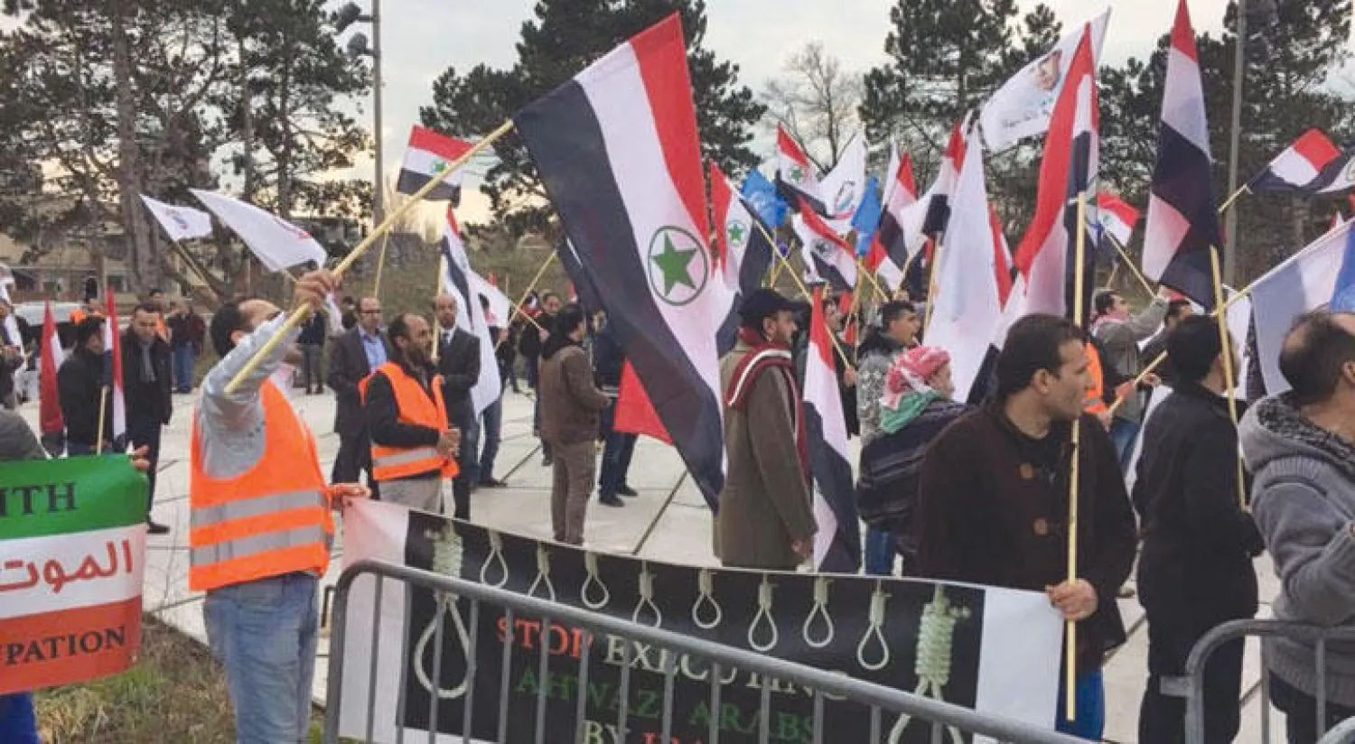 متظاهرون ضد انتهاكات حقوق الإنسان أمام محكمة الجنايات الدولية في لاهاي أمس («الشرق الأوسط»)