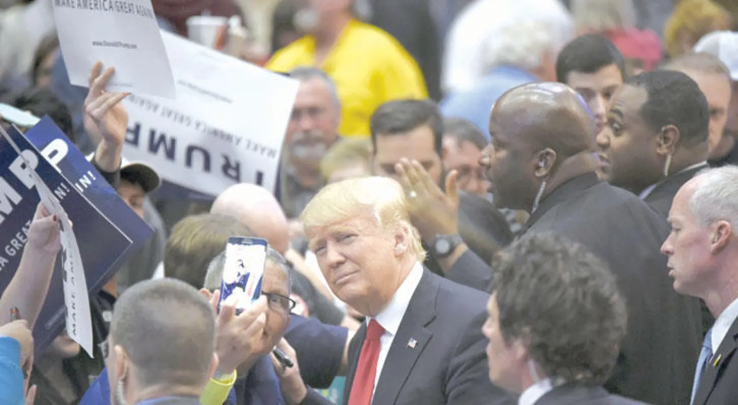 المرشح الجمهوري لانتخابات الرئاسة الأميركية دونالد ترامب بين مناصريه في أوكلاهوما سيتي أول من أمس (رويترز)