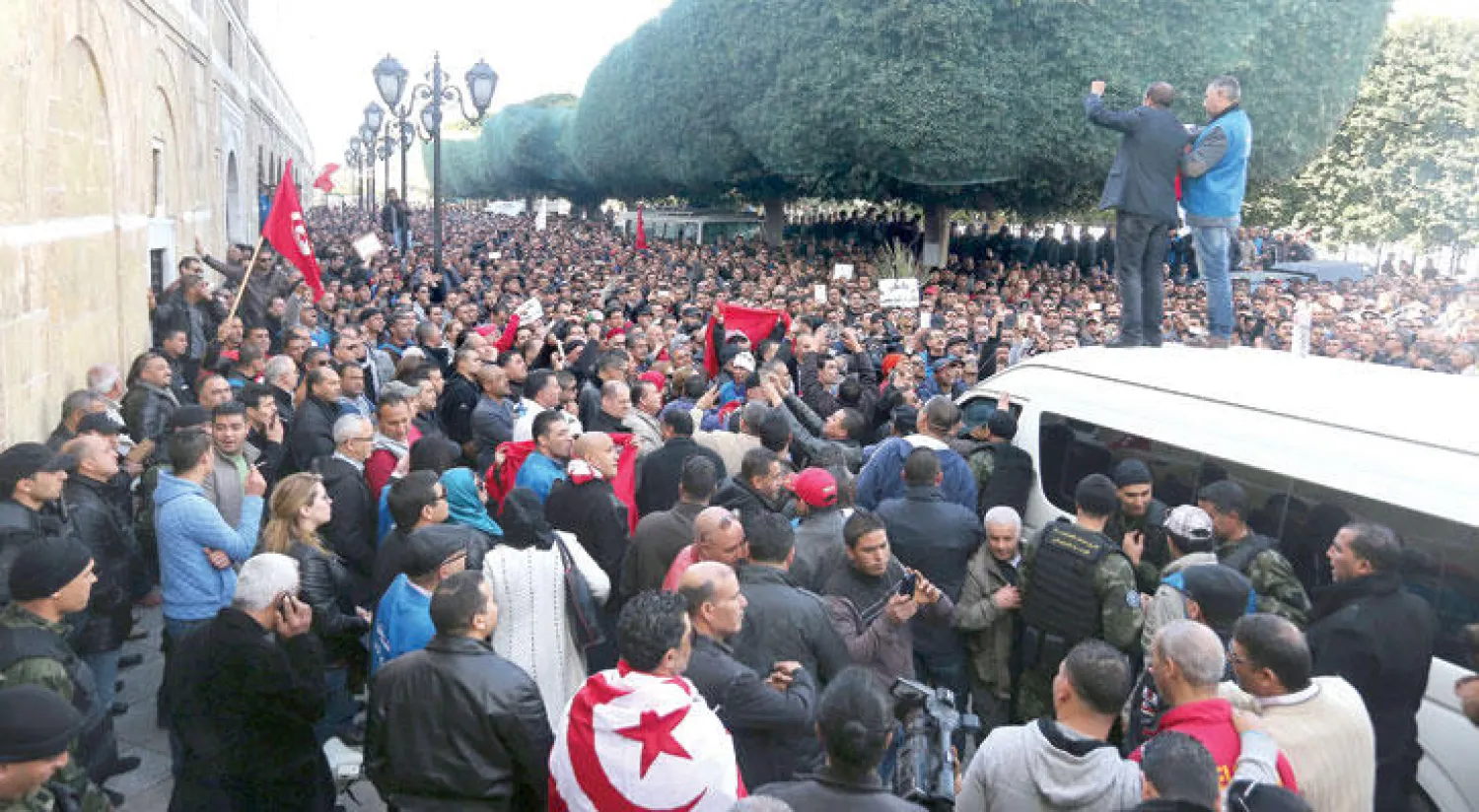 جانب من مظاهرات رجال الأمن التي طالبوا فيها برحيل الحكومة داخل شوارع العاصمة قبل ثلاثة أيام (إ.ب.أ)