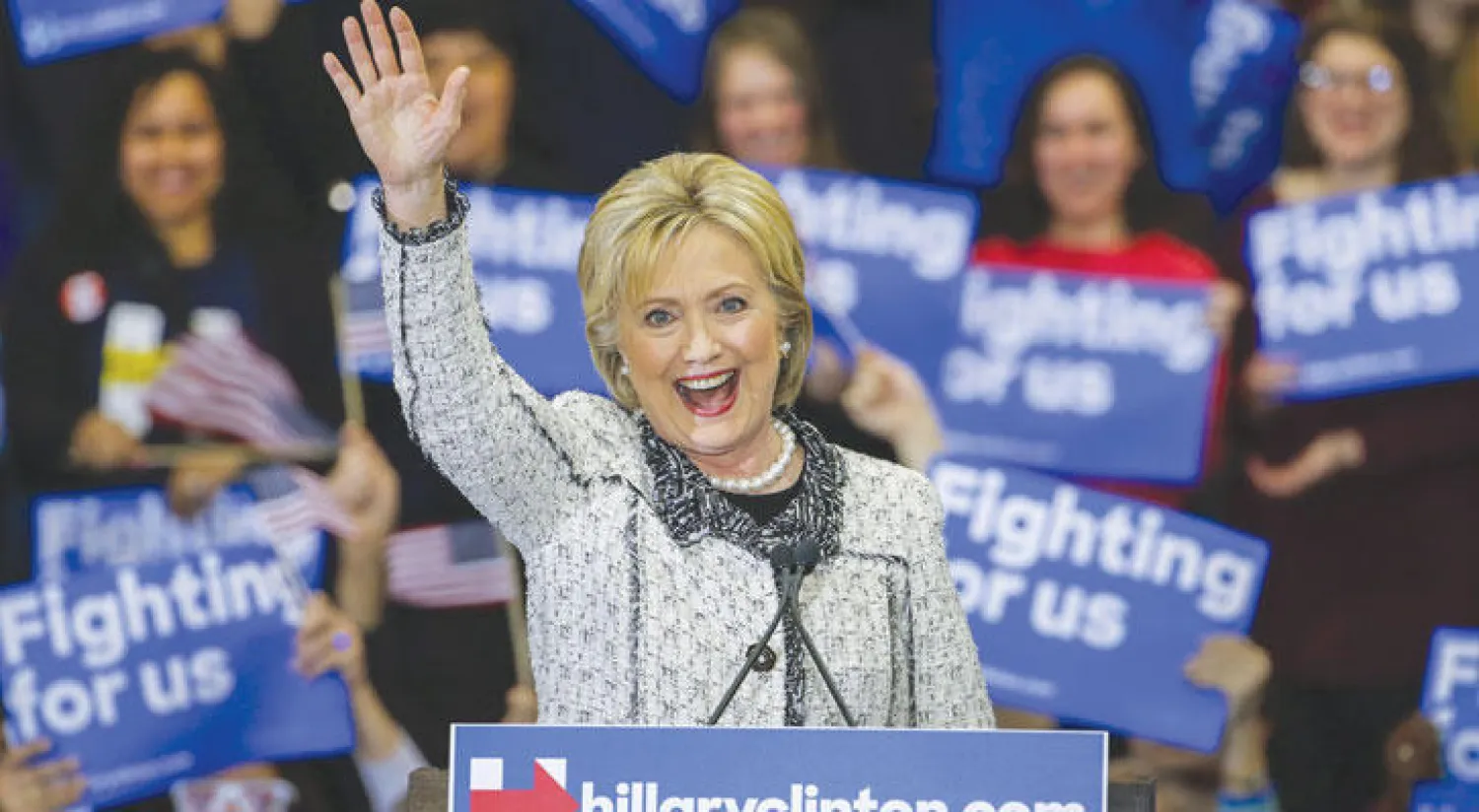 هيلاري كلينتون المرشحة الديمقراطية المحتملة لانتخابات الرئاسة الأميركية أمام الجمهور في ساوث كارولينا أول من أمس (إ.ب.أ)