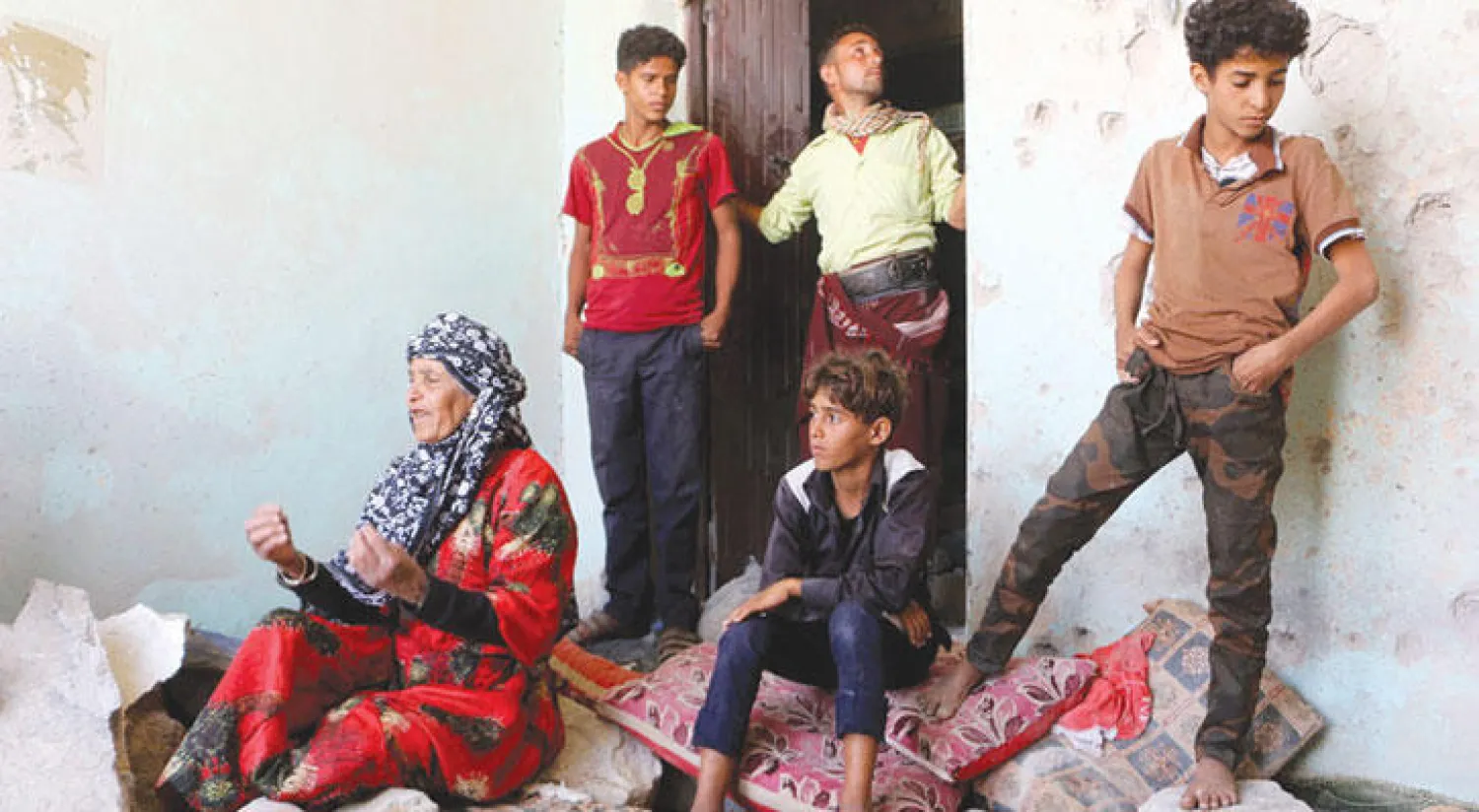 أقارب ثلاثة أطفال قتلوا في هجوم شنه الحوثيون وقوات صالح خلال مراسم الجنازة بمقبرة الشهداء في مدينة تعز (غيتي)