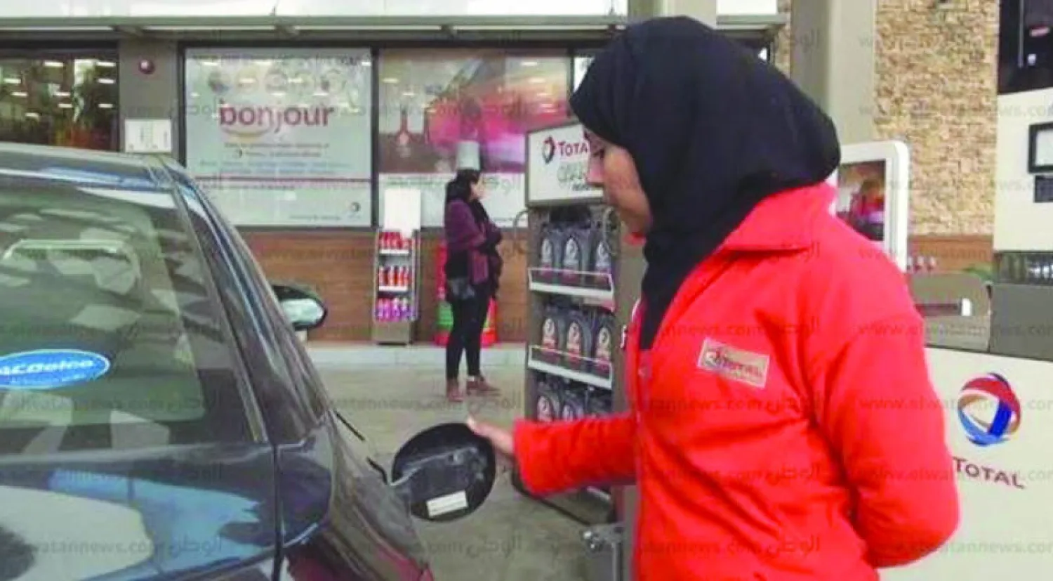 محطة وقود توظف فتيات
