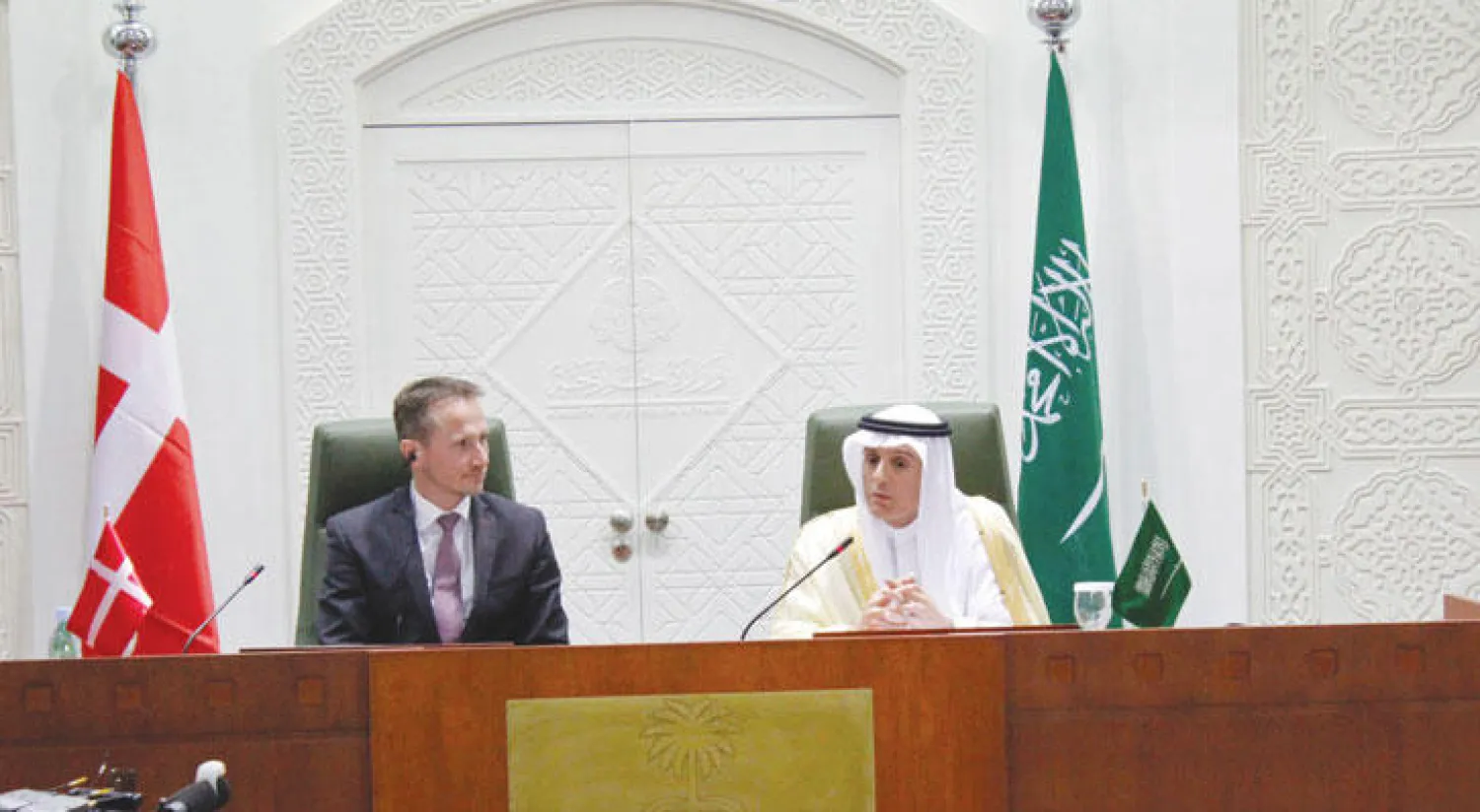 وزير الخارجية السعودي ونظيره الدنماركي في مؤتمر صحافي عقداه في الرياض أمس (واس)