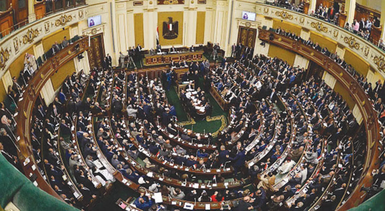 نائب مصري يضرب زميله بـالحذاء بسبب استقباله سفير إسرائيل في القاهرة