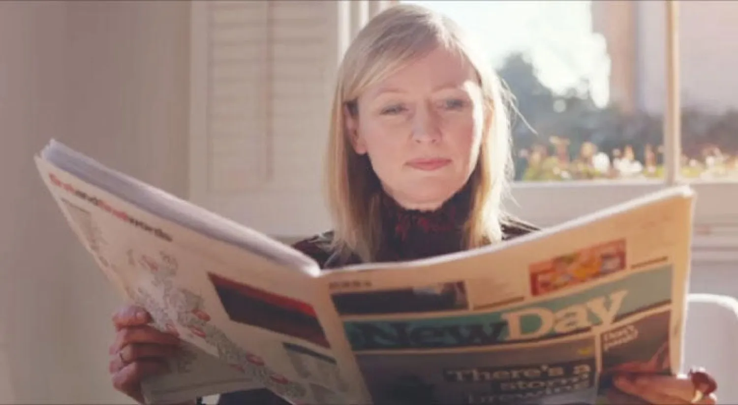 موظفة في «ترينيتي ميرور» تطالع العدد الأول من «نيو داي»