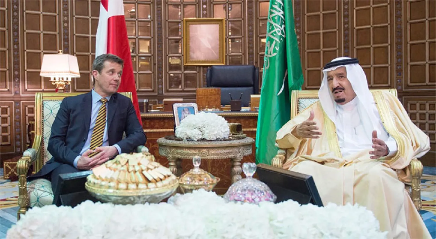 خادم الحرمين يستقبل ولي عهد مملكة الدنمارك ويقيم مأدبة غداء تكريماً له