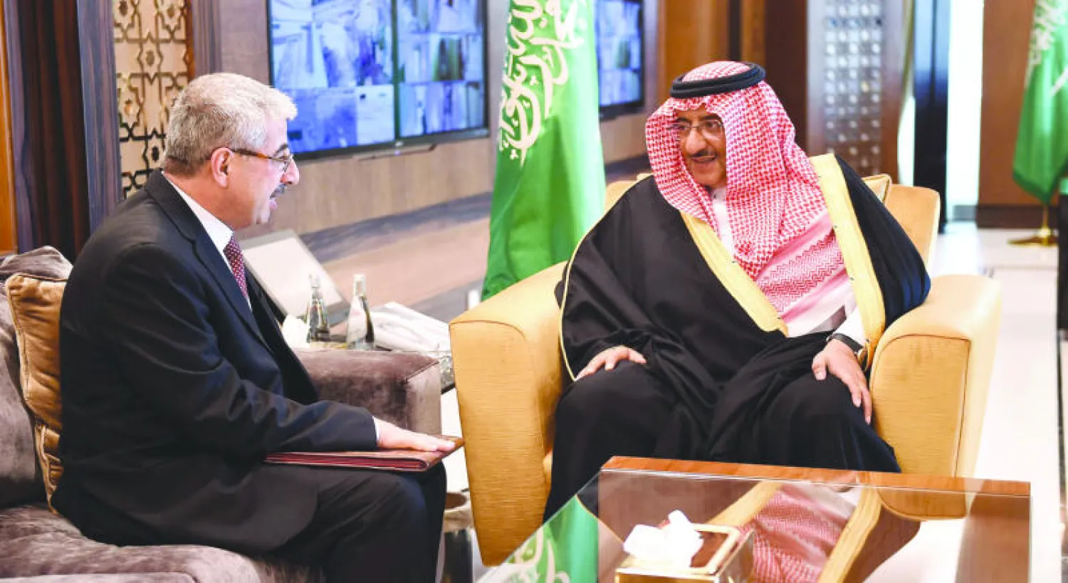 الأمير محمد بن نايف ولي العهد السعودي خلال لقائه السفير التونسي في الرياض أمس (واس)