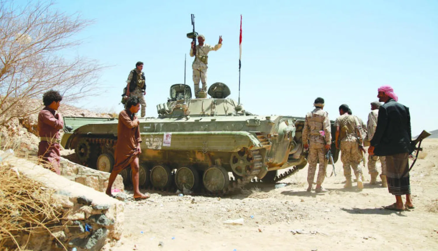 عناصر من لجان المقاومة الشعبية الموالية للرئيس هادي.. خلال الاشتباكات الجارية مع المتمردين الحوثيين وقوات صالح في منطقة صرواح غرب مدينة مأرب أمس (أ.ف.ب)