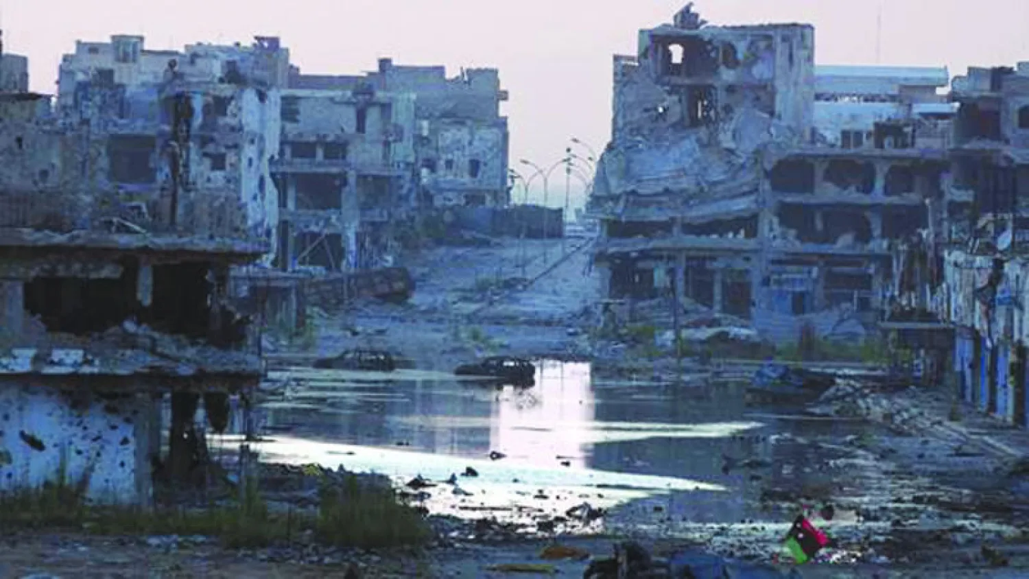 أطلال وبقايا من بنغازي عقب قصف مستمر بين كتائب الجيش وميليشيات «أنصار الشريعة» وآخرين موالين للعقيد الراحل (نيويورك تايمز)