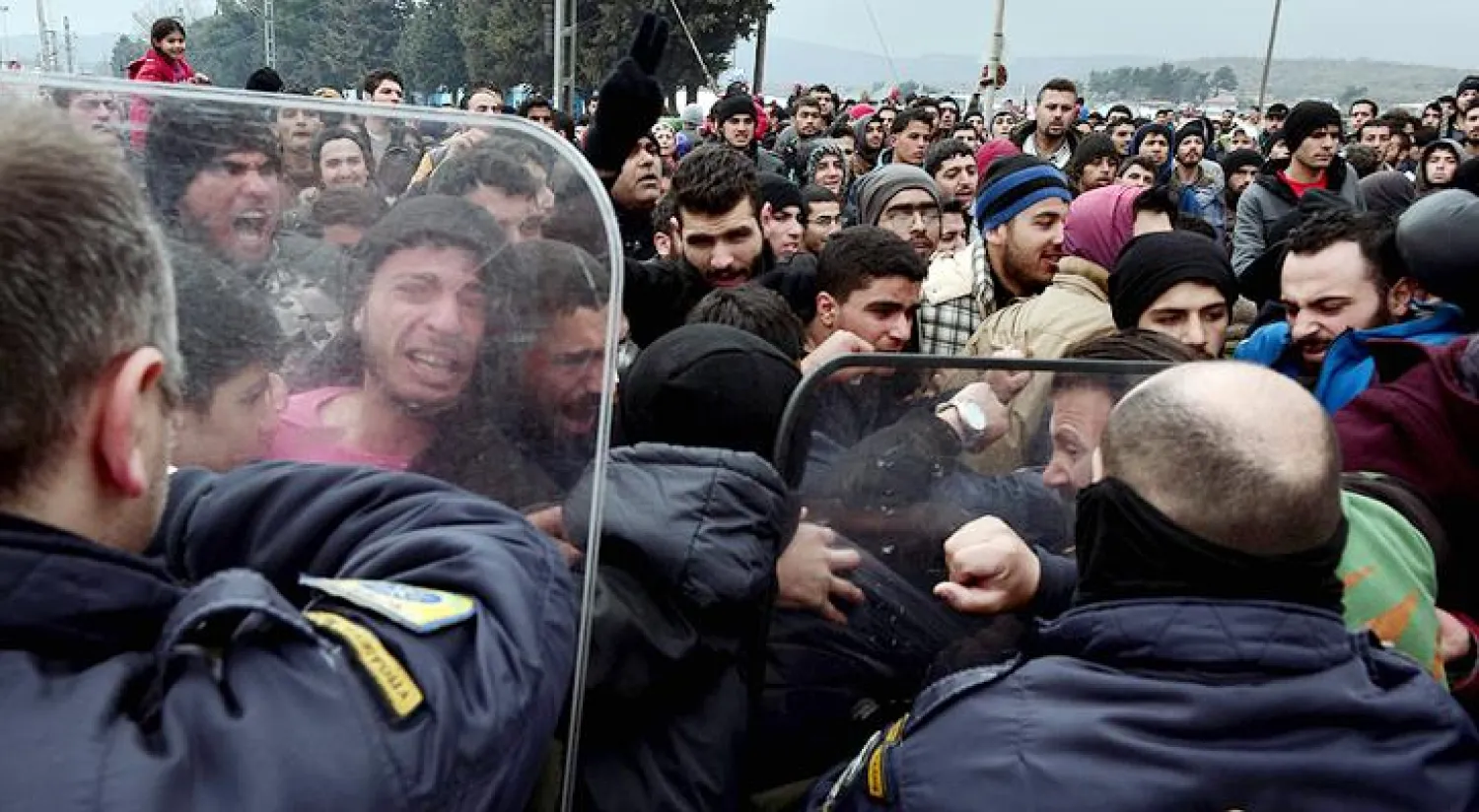 الشرطة المقدونية تطلق قنابل الغاز على اللاجئين.. والنمسا ترفض الانتقادات