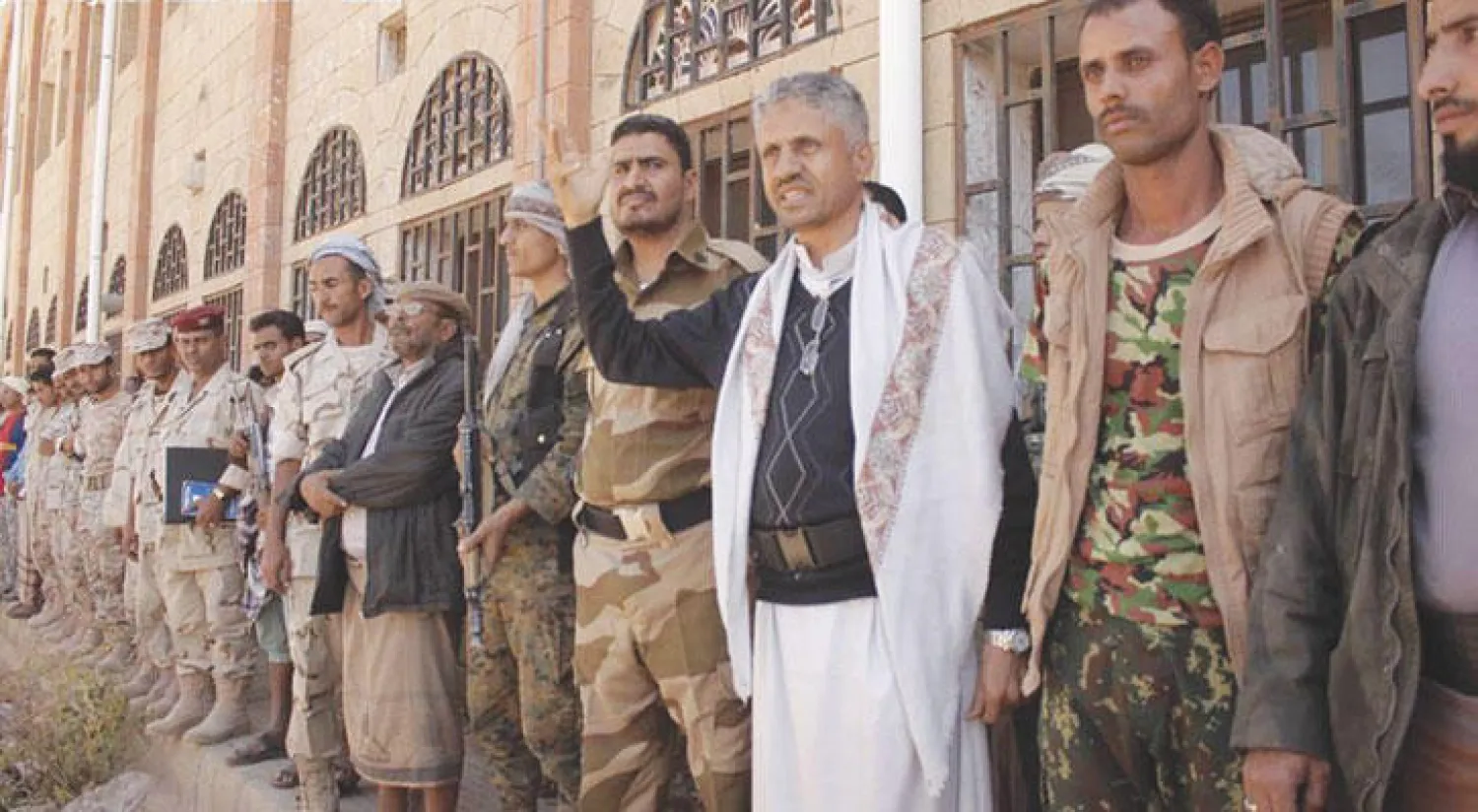 الشيخ حمود سعيد المخلافي يحيي الكتائب التي دربتها قوات التحالف