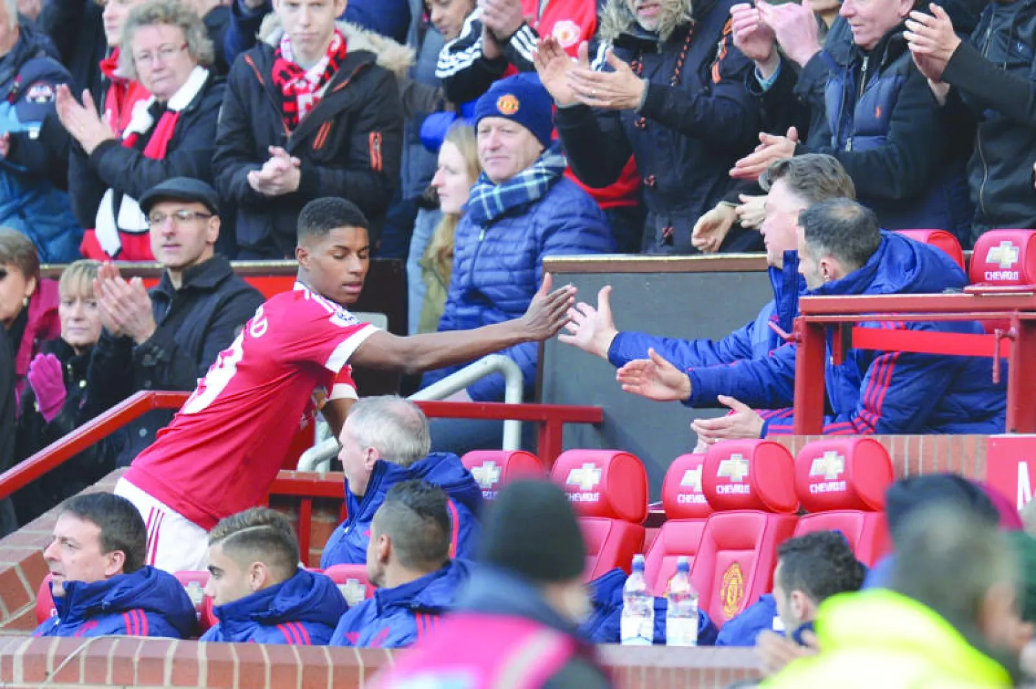 ماركوس راشفورد يحيي فان غال بعد أن أدى مهمته بامتياز أمام أرسنال (أ.ف.ب)