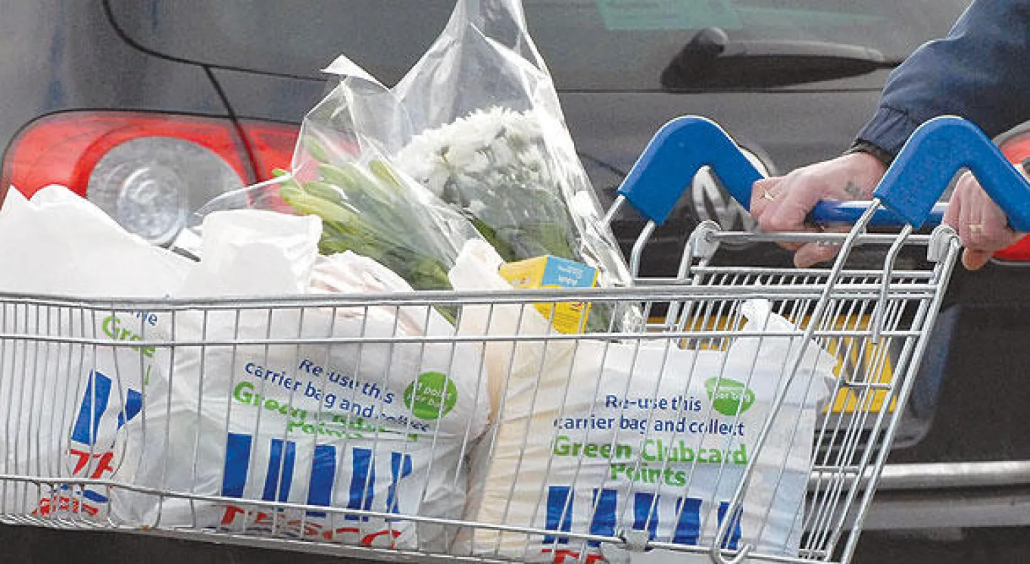 بعد فرض أداء أثمنة على الأكياس البلاستيكية التي يستخدمها زبائن السوبر ماركت بهدف الحفاظ  على البيئة ظهرت تساؤلات حول قيام بعض الشركات بالاستفادة من المبلغ بدلا من التبرع به