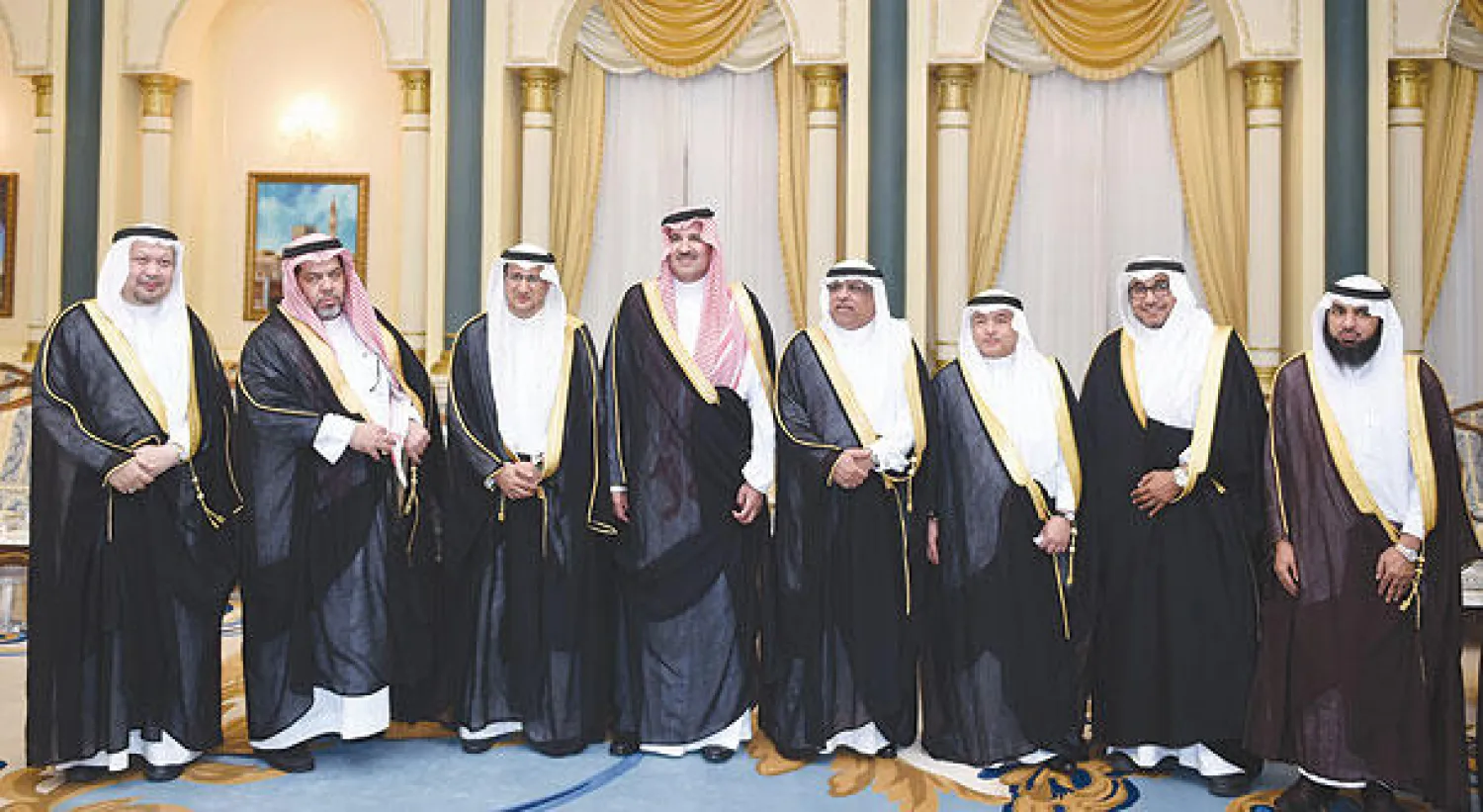 الأمير فيصل بن سلمان مع المشاركين في الندوة