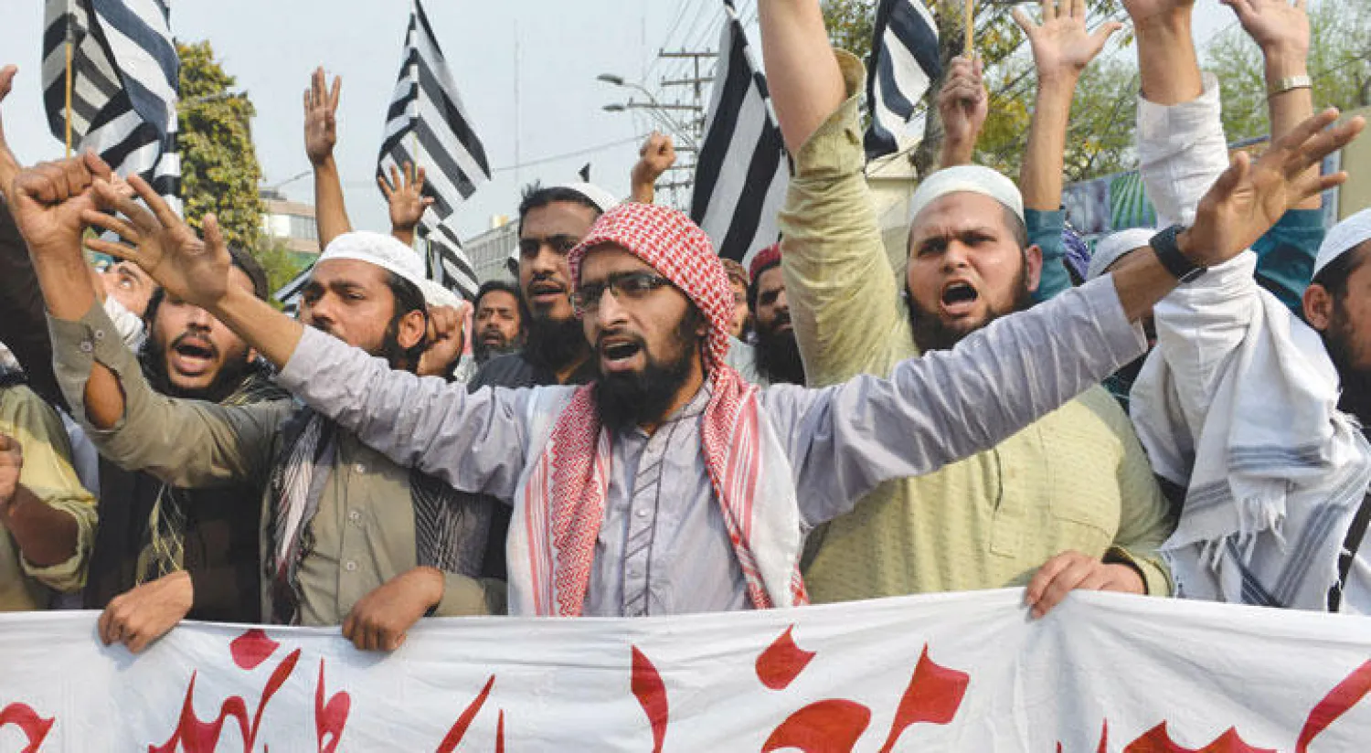 عشرات الآلاف من أنصار المتشدد ممتاز قادري الذي أعدم شنقًا لاغتياله سياسيًا إصلاحيًا شاركوا في مناسبة تشييعه أمس في إسلام آباد حيث انتشرت الشرطة في المواقع الحساسة تخوفًا من حصول اضطرابات (أ.ف.ب)