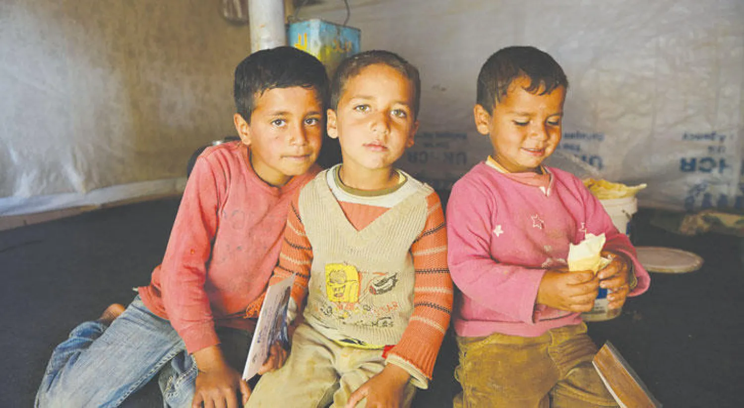 مجموعة أطفال في مخيم للسوريين في لبنان