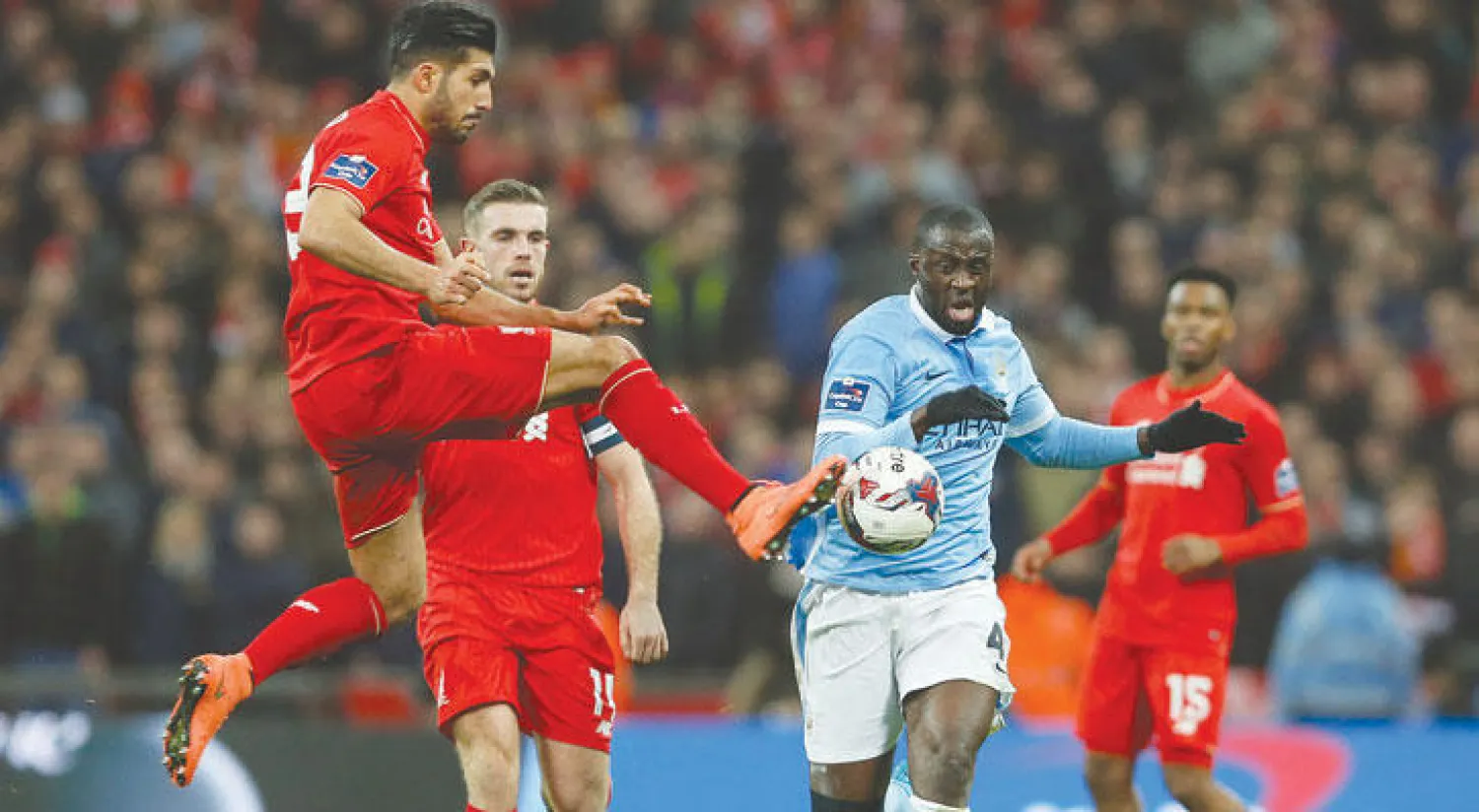 الصدام سيتجدد بين أمير جان لاعب ليفربول (يسار) ويايا توريه نجم سيتي في الدوري غدا (رويترز)