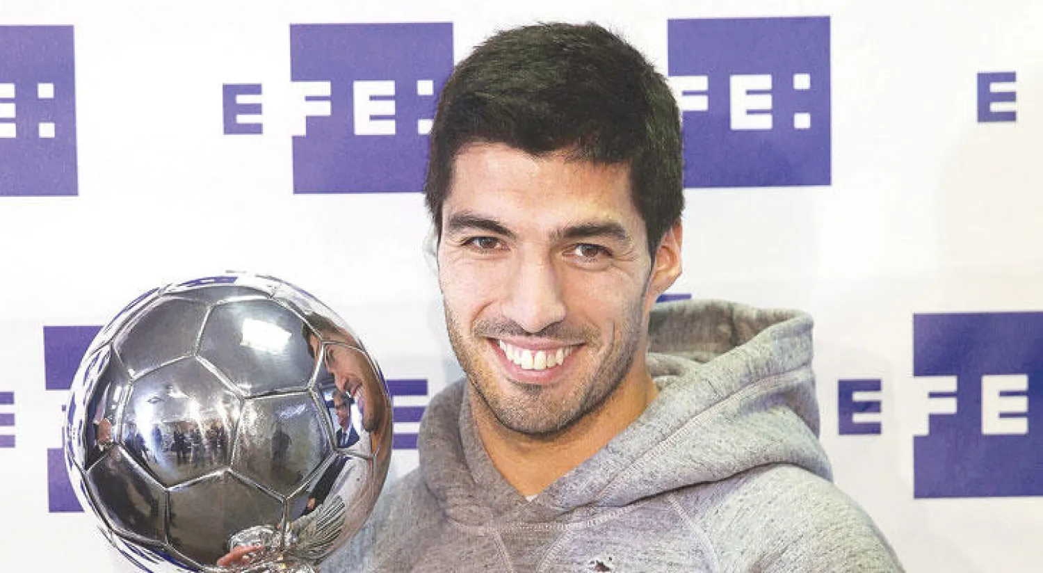 سواريز هداف برشلونة يحتفل بجائزة أفضل لاعب أميركي لاتيني في الدوري الإسباني (إ.ب.أ)