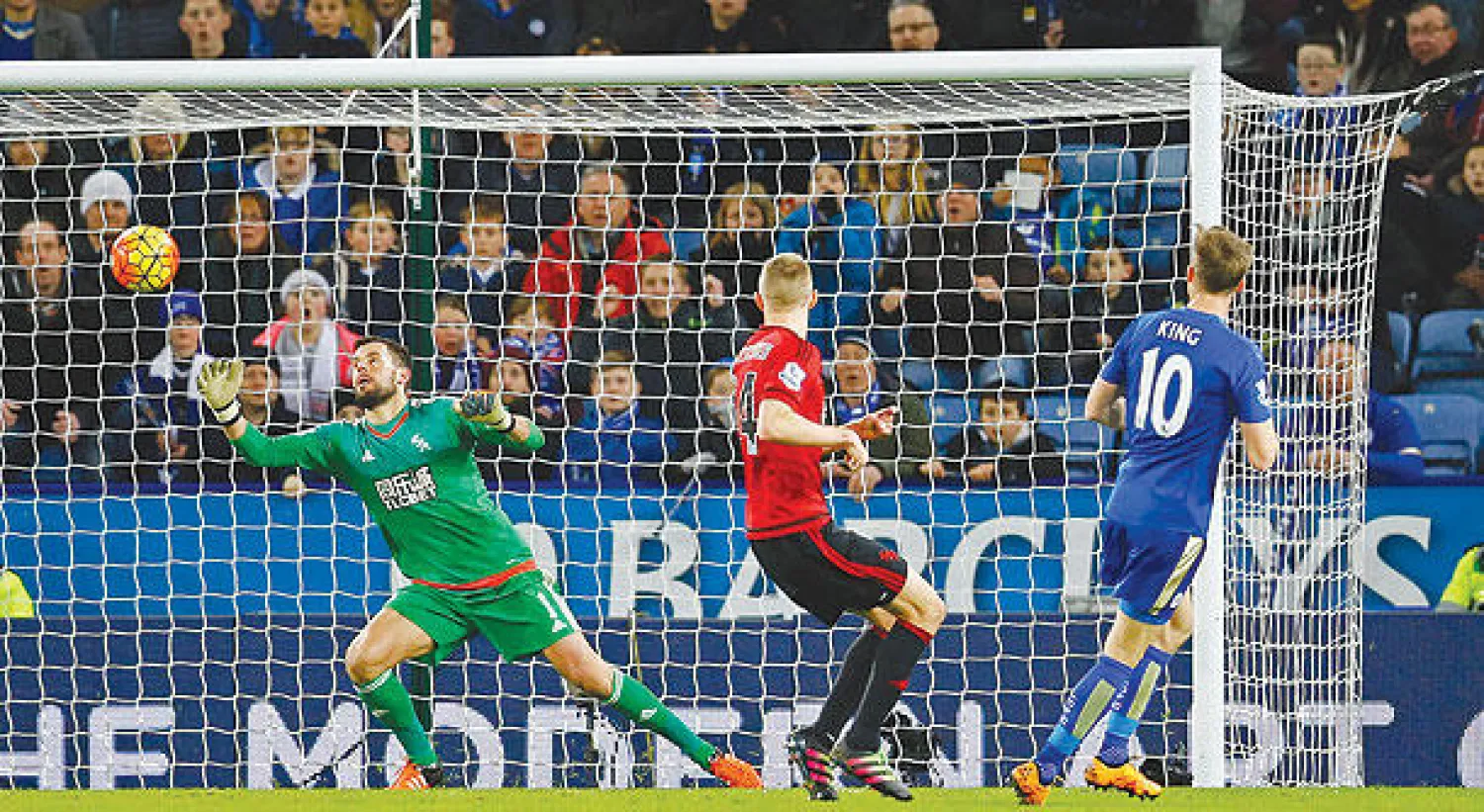 اندي كينغ لاعب ليستر (يمين) يسجل هدف فريقه الثاني في مرمى وست بروميتش (رويترز)