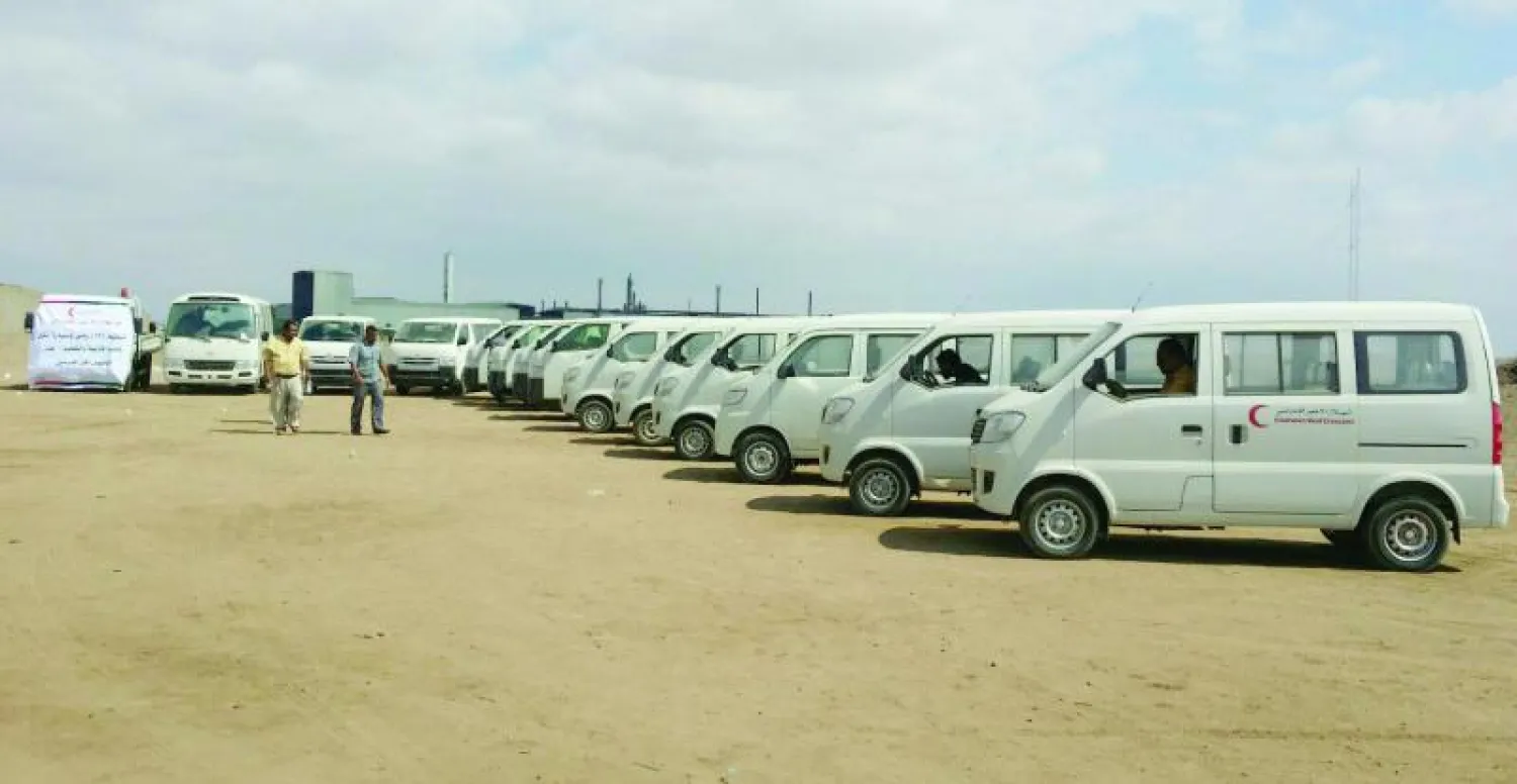هدية قدمتها هيئة الهلال الأحمر الإماراتي أمس تتضمن 14 سيارة جديدة لوزارة التربية والتعليم في عدن («الشرق الأوسط»)