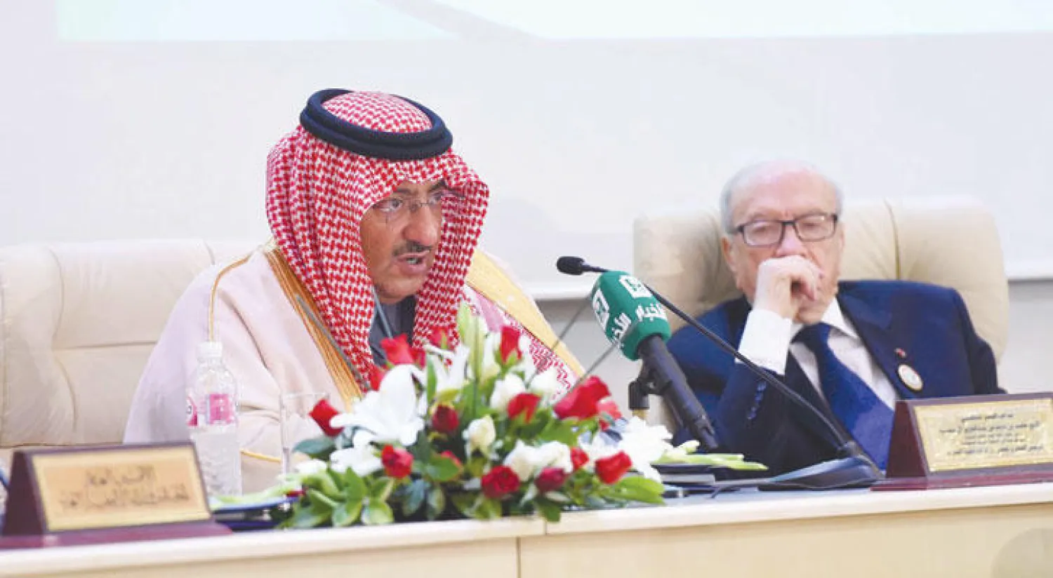 الأمير محمد بن نايف ولي العهد السعودي خلال كلمته التي ألقاها أمام اجتماعات مجلس وزراء الداخلية العرب في تونس أمس.. ويبدو الرئيس التونسي الباجي قائد السبسي (واس)