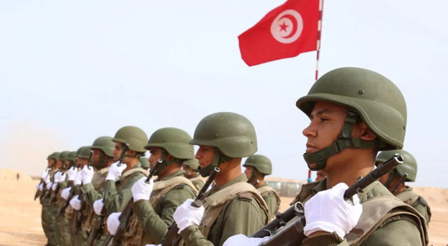 صورة أرشيفية لجنود تونسيين يتدربون على التصدي للمتطرفين قرب الحدود مع ليبيا في 6 فبراير (شباط) الماضي (رويترز)