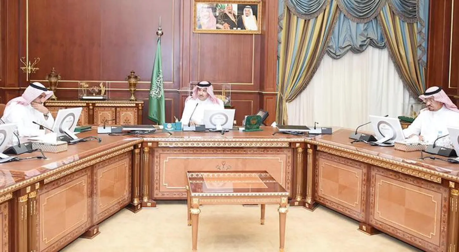 أمير المدينة المنورة يوجه بإطلاق 6 خدمات إلكترونية تخدم المواطنين والمقيمين