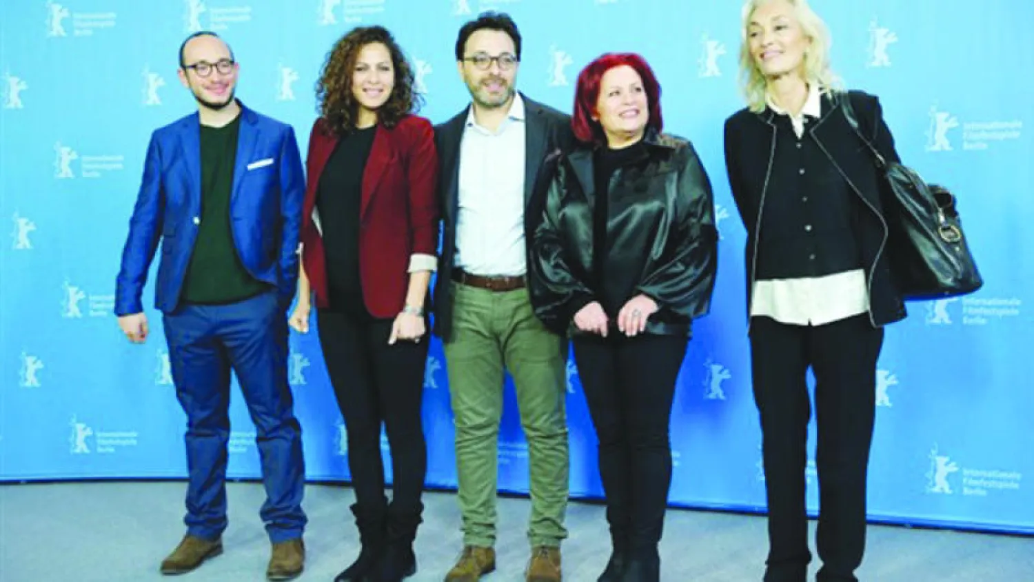 طاقم فيلم «بنحبك هادي» حين تسلمه جائزتين من مهرجان برلين