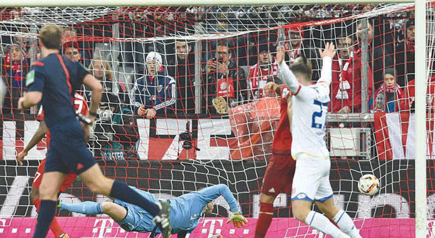 نوير حارس البايرن في محاولة فاشلة للتصدي لكرة كوردوبا لاعب ماينز (إ.ب.أ)