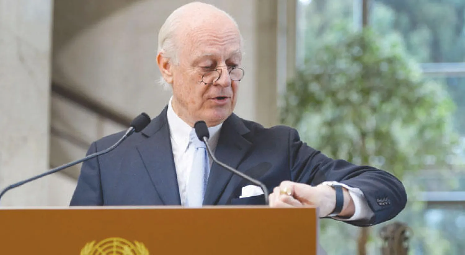 ستافان دي ميستورا يدقق في ساعة يده في مؤتمر صحافي بجنيف امس، بينما دخلت الهدنة لوقف الأعمال العدائية في سوريا يومها السادس (إ ف ب)