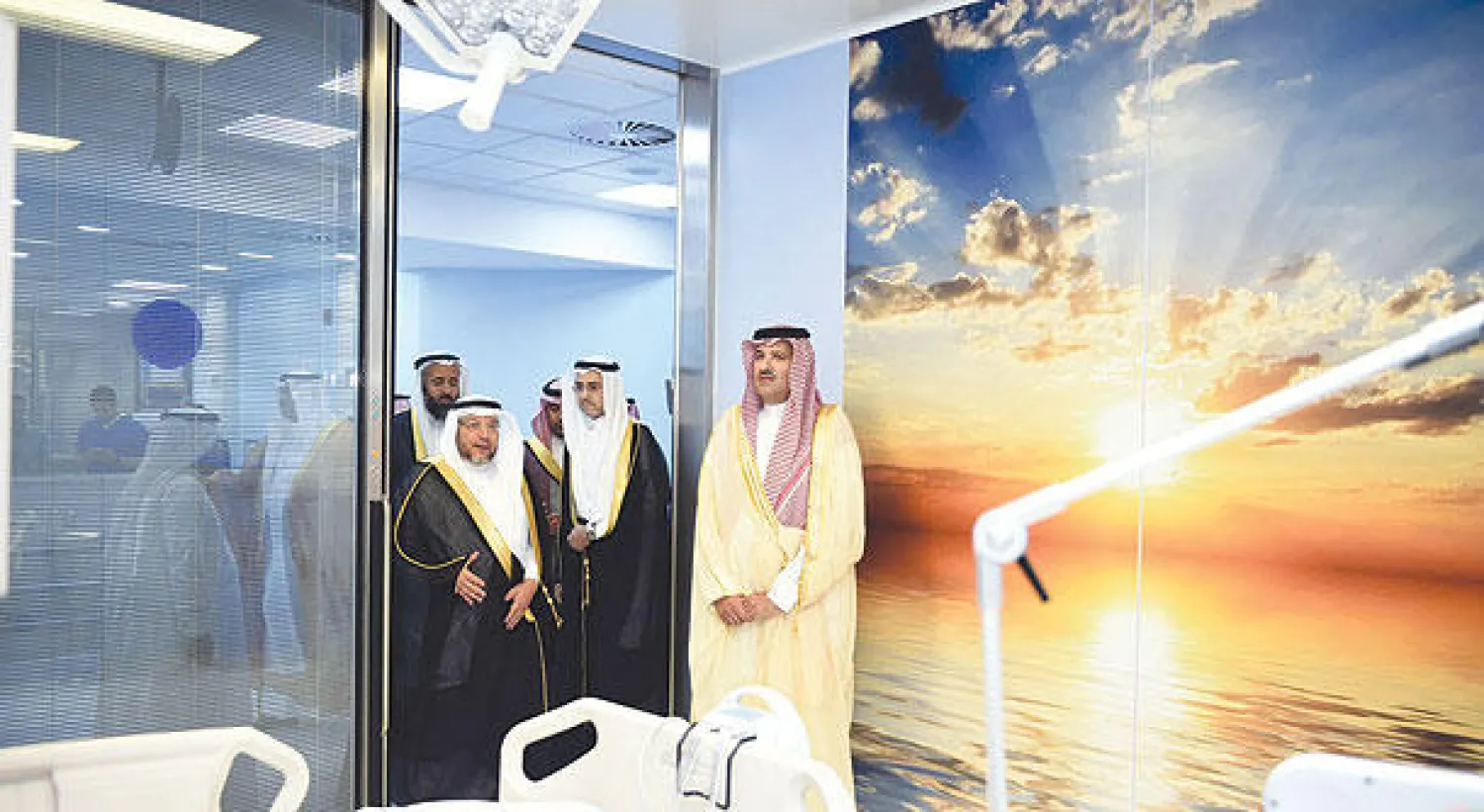 الأمير فيصل بن سلمان أثناء افتتاح مشروع تطوير وتوسعة قسم العناية المركزة بمستشفى الملك فهد