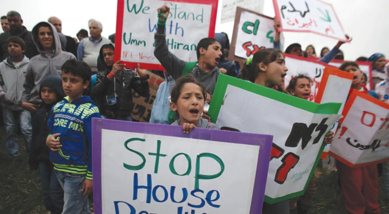 فلسطينيون يتظاهرون ضد سياسة هدم المنازل التي تنتهجها سلطات الاحتلال كعقوبة ضد الناشطين الفلسطينيين (أ.ف.ب)