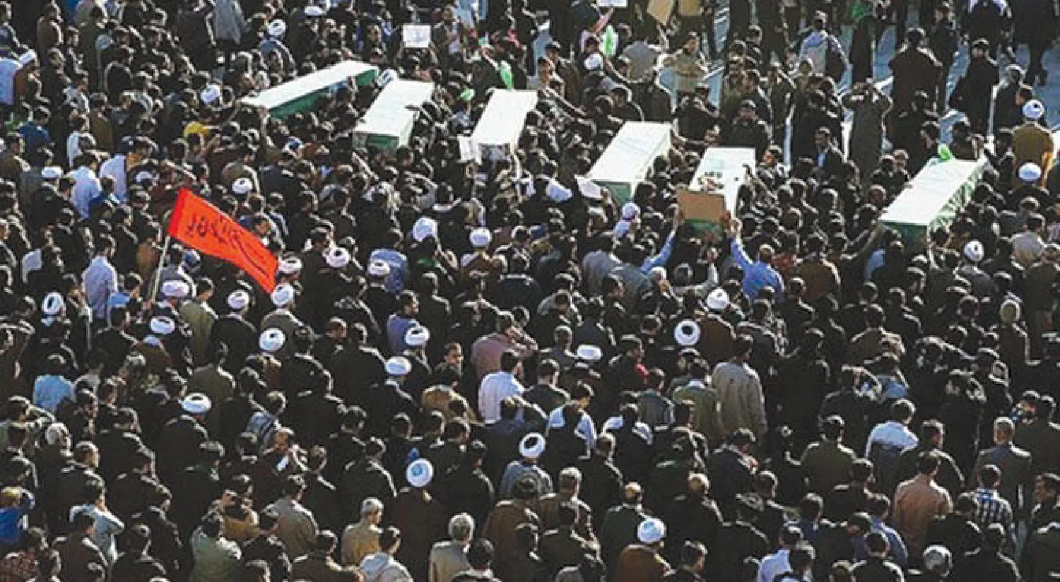 تشییع ستة من عناصر لواء «فاطميون» قتلوا في سوريا بقم الإيرانية أول من أمس (وكالة فارس)