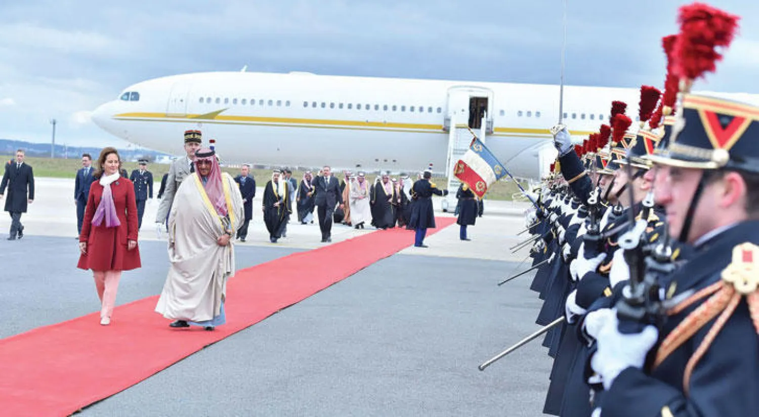 جانب من مراسم الاستقبال الرسمية لولي العهد السعودي بعد وصوله إلى باريس أمس، حيث كانت وزيرة البيئة الفرنسية سيغولين رويال في مقدمة مستقبليه (واس)