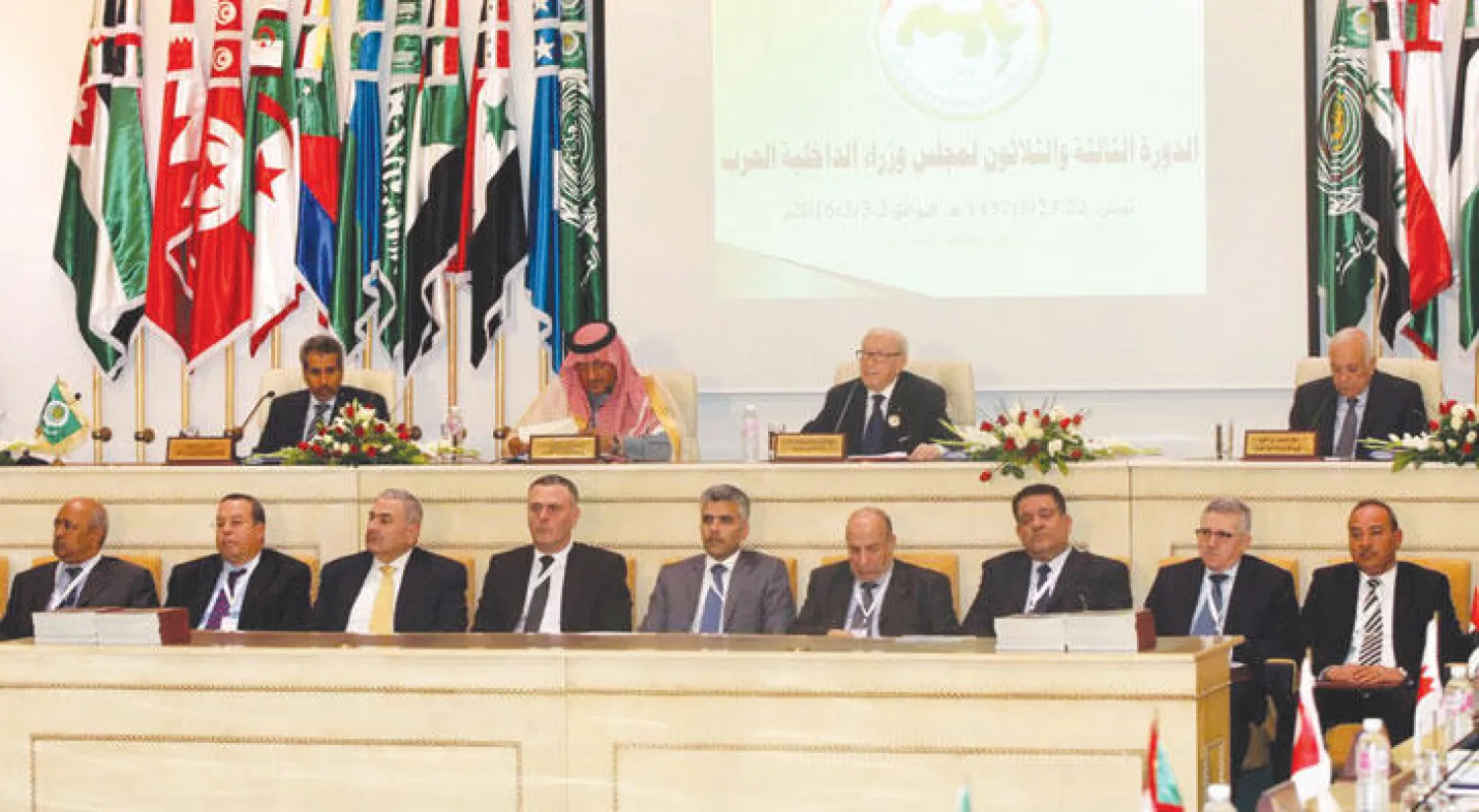 ولي العهد السعودي الرئيس الفخري لمجلس وزراء الداخلية العرب  والرئيس التونسي الباجي قائد السبسي خلال تدشين أعمال الدورة 33 (إ. ب. أ)