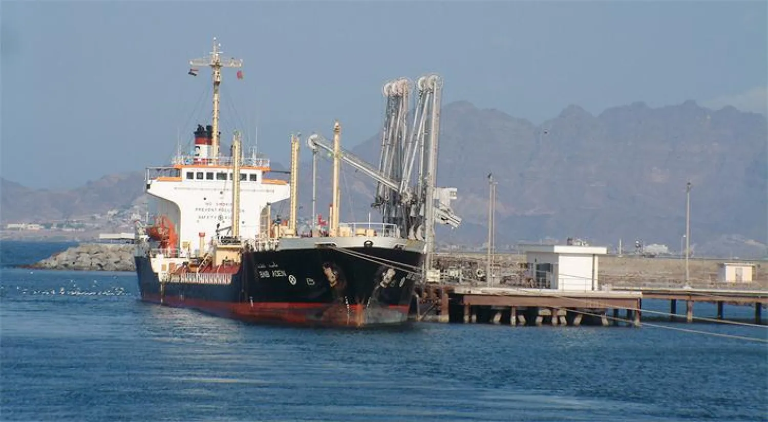 «قيادة التحالف» تطلب من السفن والناقلات الراسية في ميناء الحديدة سرعة المغادرة