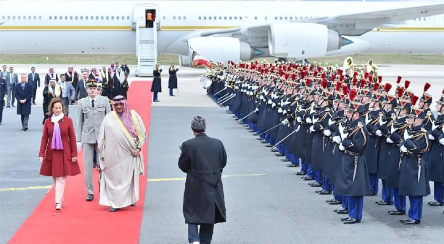 ولي العهد السعودي يصل إلى فرنسا في زيارة رسمية