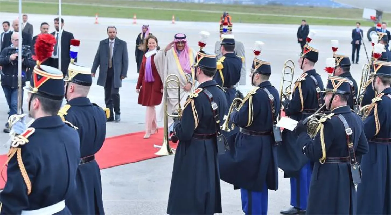 ولي العهد يبدأ زيارة رسمية لفرنسا