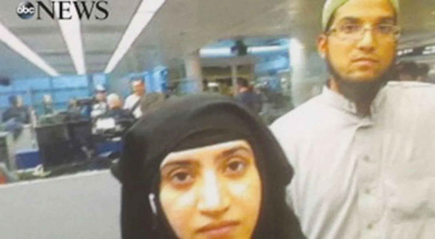 سيد فاروق وزوجته مالك منفذا مذبحة سان برناردينو أثناء مرورهما في مطار شيكاغو («الشرق الأوسط»)