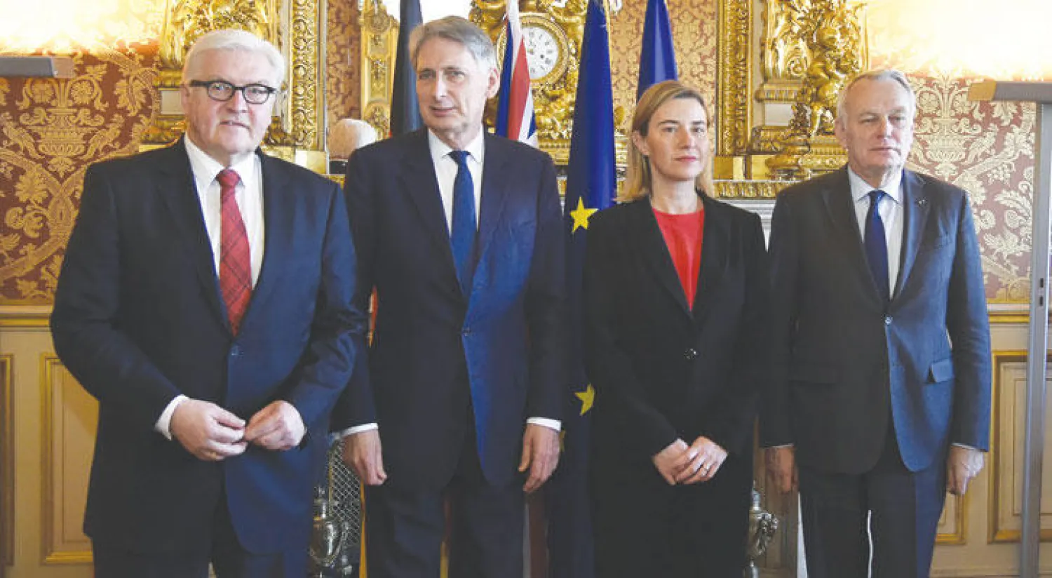 جان مارك أيرولت وفدريكا موغريني وفيليب هاموند وفرانك فالتر شتاينماير خلال اجتماعهم  في العاصمة باريس أمس حول الأزمة السورية (أ.ف.ب)