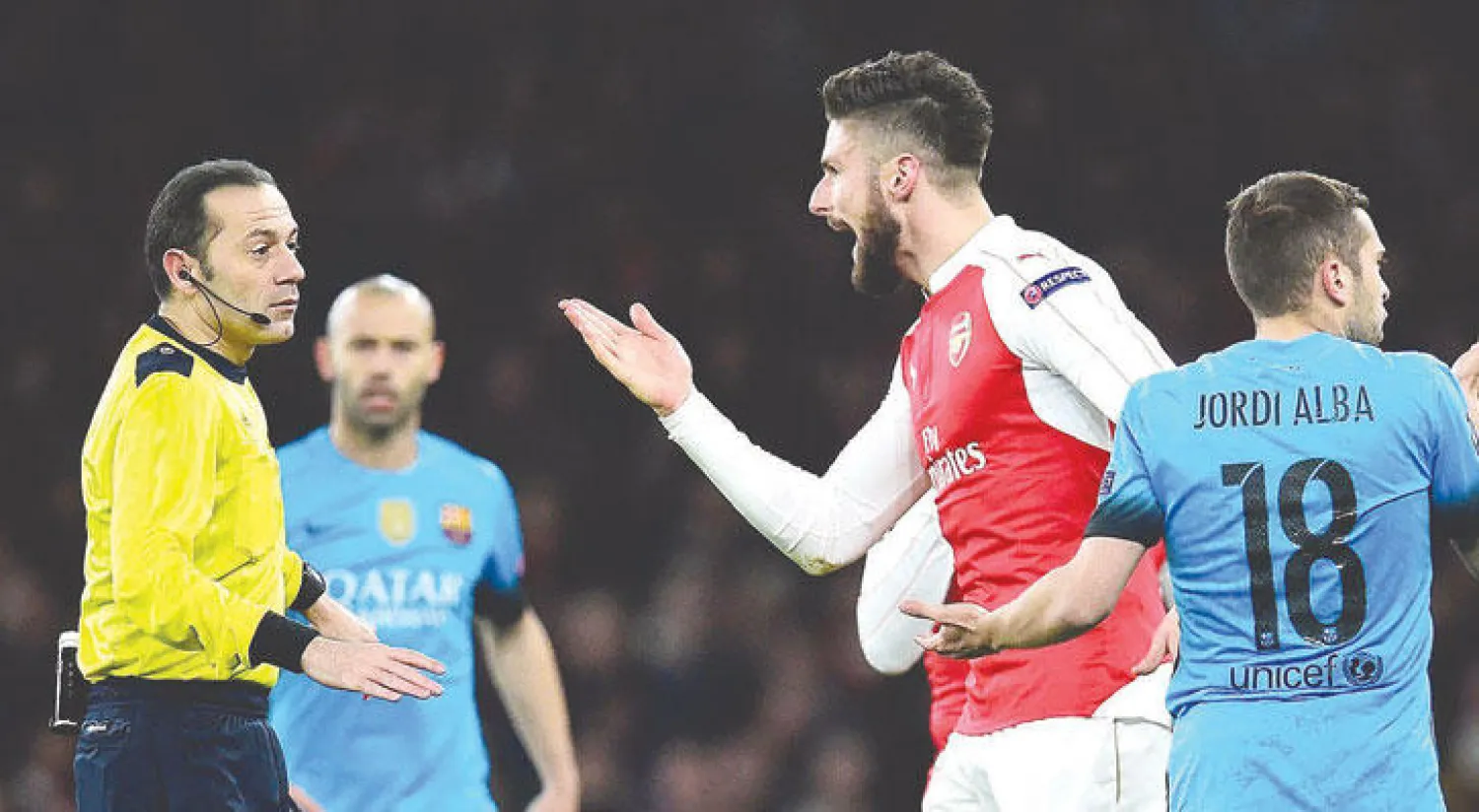 شاكير لدى قيادته مباراة برشلونة وآرسنال في دوري الأبطال («الشرق الأوسط»)