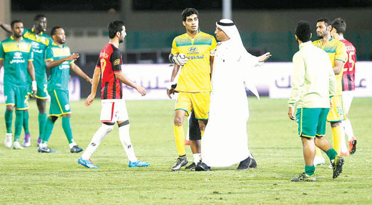 حارس الخليج مسلم آل فريج غاضبًا في مباراة فريقه أمام الرائد (تصوير: عيسى الدبيسي)