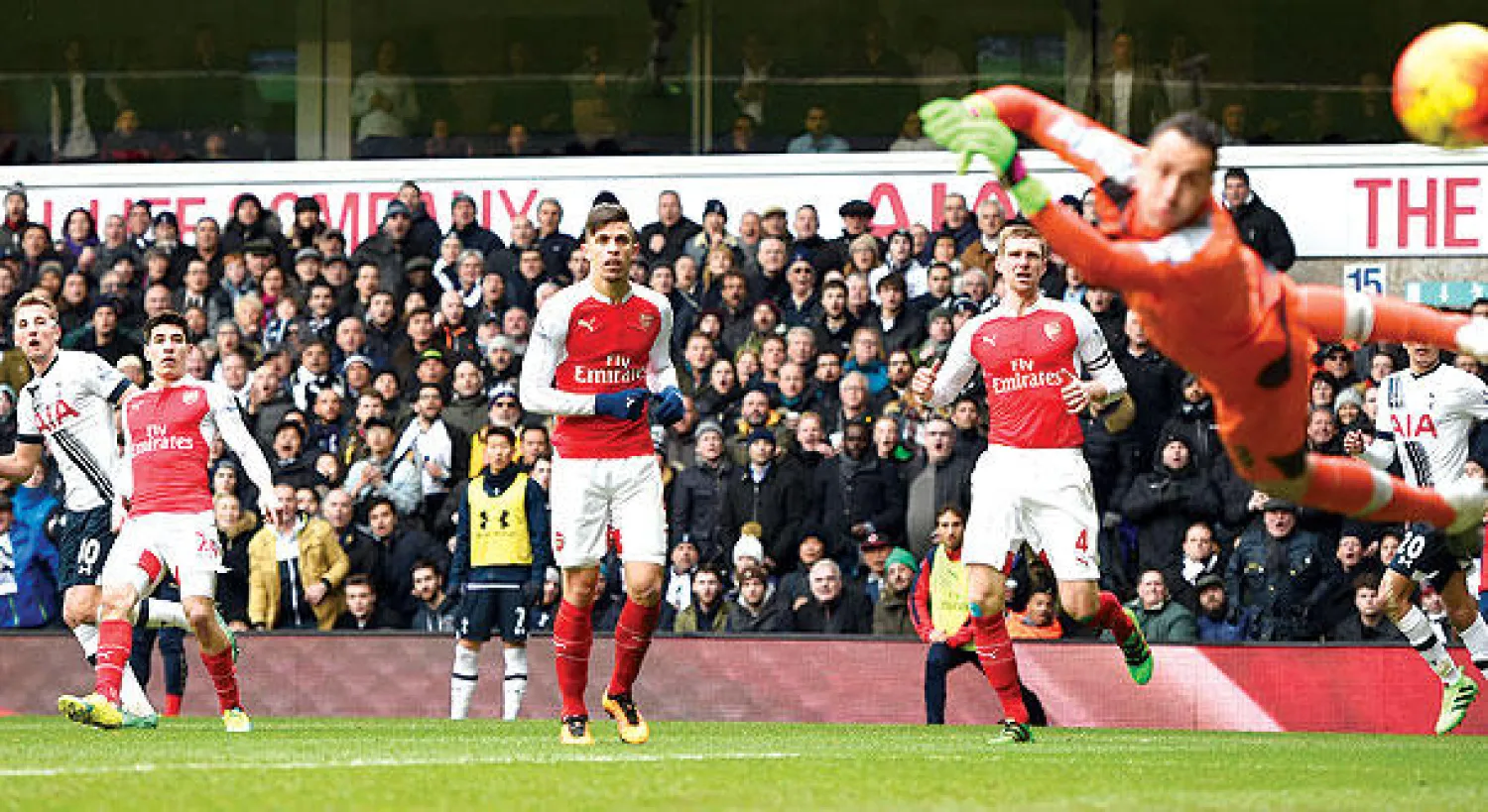 هاري كين (رقم 10) يحرز هدف توتنهام الثاني (رويترز)