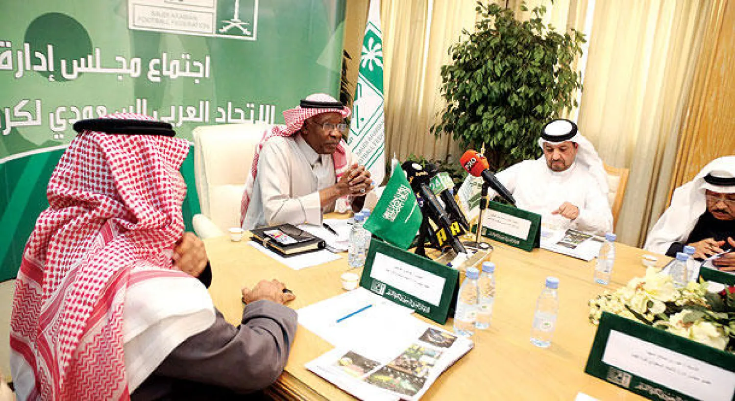 جانب من اجتماع سابق لاتحاد الكرة السعودي («الشرق الأوسط»)