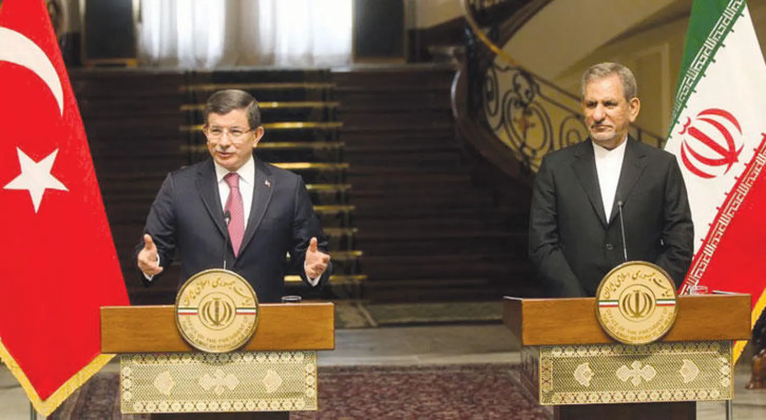 رئيس الوزراء التركي داود أوغلو في المؤتمر الصحافي مع مساعد الرئيس الإيراني، إسحاق جهانغيري في طهران أمس (إ.ب.أ)