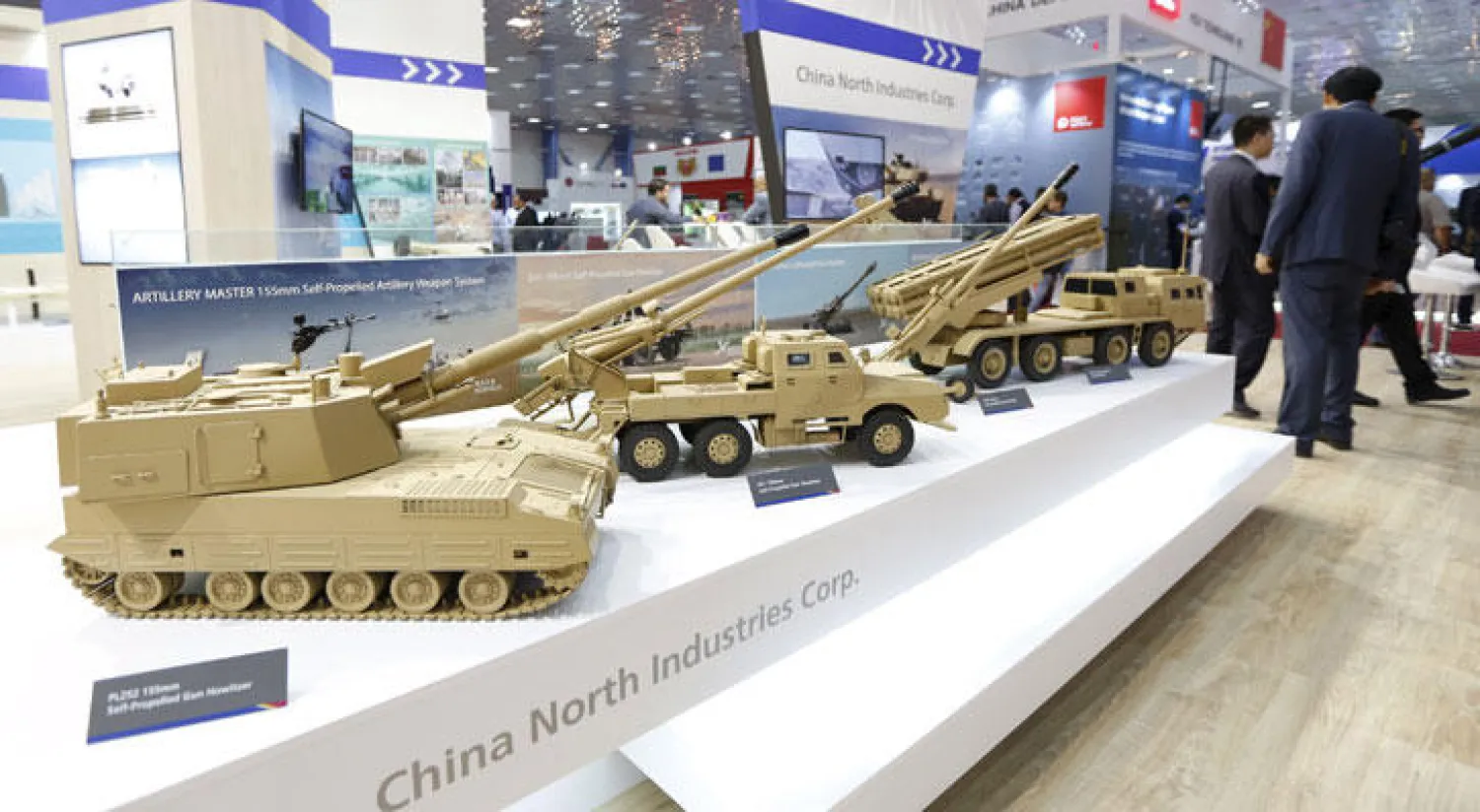 مجسمات لآليات عسكرية في معرض {إكسبو} الدفاعي الخامس في بغداد أمس (رويترز)